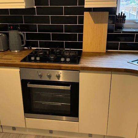 One Bedroom Apartment In Walsall Sleeps 4 Free Wifi By Villazu Bloxwich Esterno foto