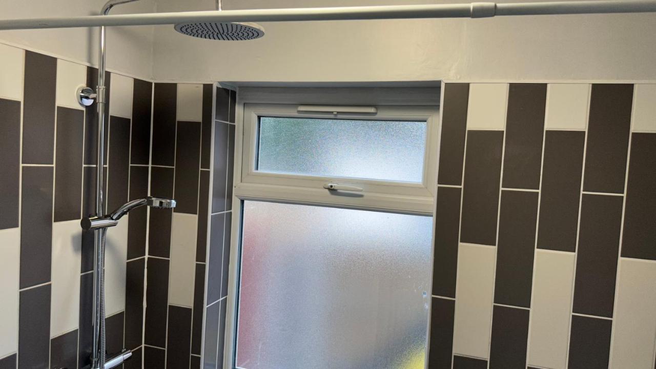 One Bedroom Apartment In Walsall Sleeps 4 Free Wifi By Villazu Bloxwich Esterno foto