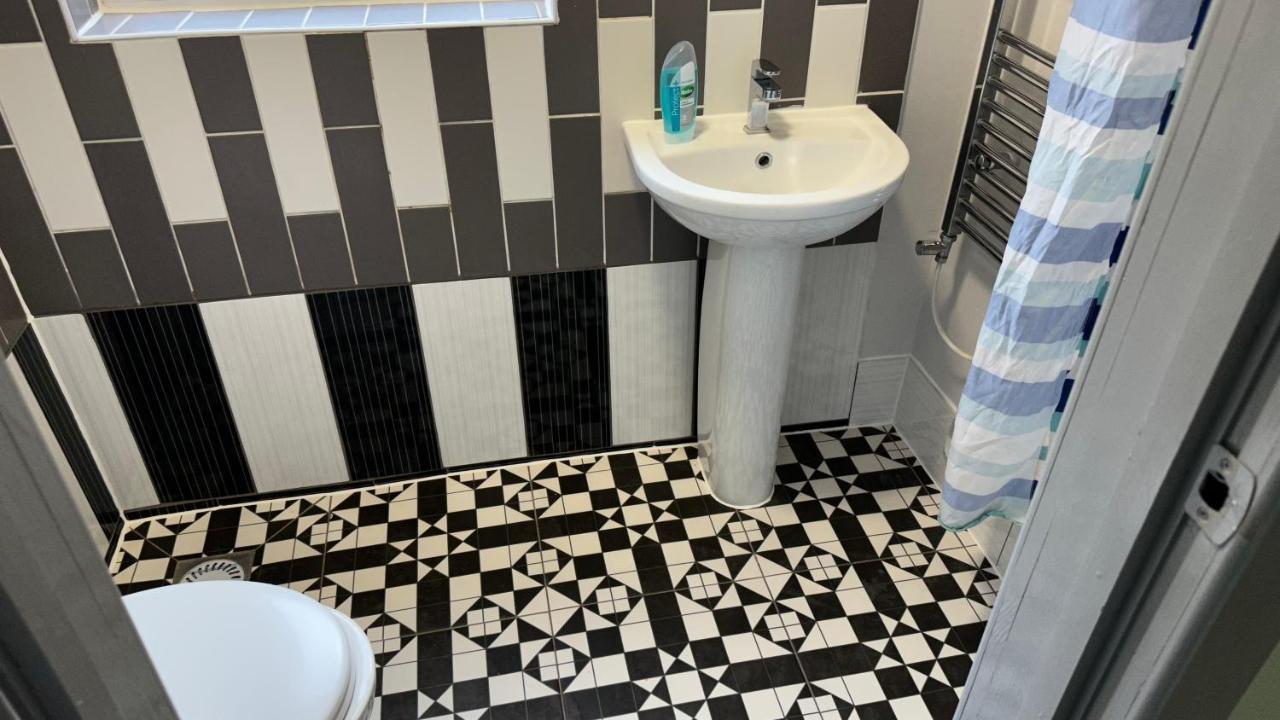 One Bedroom Apartment In Walsall Sleeps 4 Free Wifi By Villazu Bloxwich Esterno foto