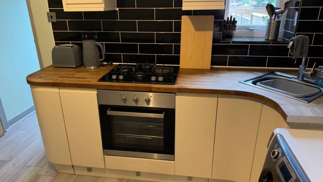 One Bedroom Apartment In Walsall Sleeps 4 Free Wifi By Villazu Bloxwich Esterno foto
