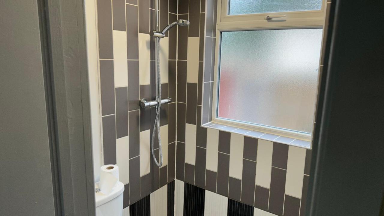 One Bedroom Apartment In Walsall Sleeps 4 Free Wifi By Villazu Bloxwich Esterno foto