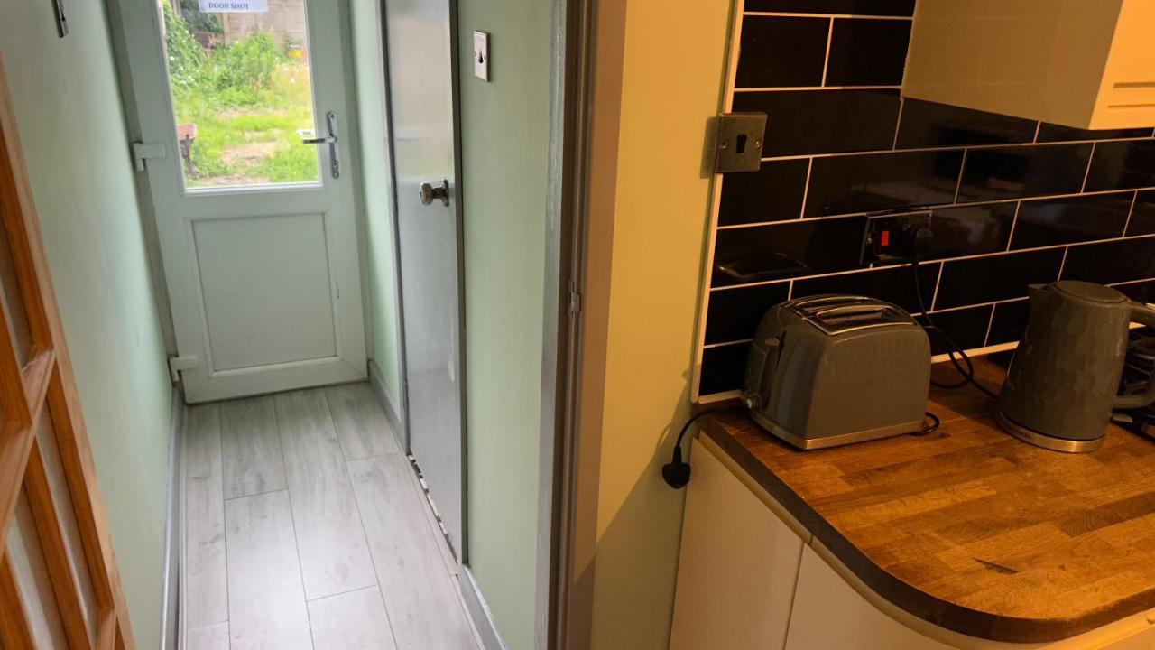 One Bedroom Apartment In Walsall Sleeps 4 Free Wifi By Villazu Bloxwich Esterno foto